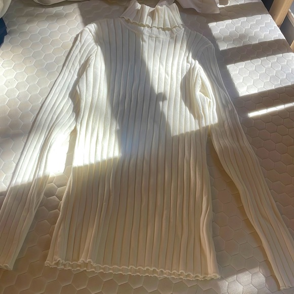 NWT Ribbed Ivory Turtle Neck - Picture 2 of 3